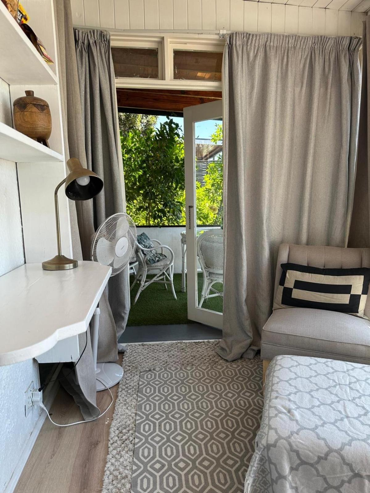 Independent Quaint Flat, Close To Beach 케이프타운 외부 사진